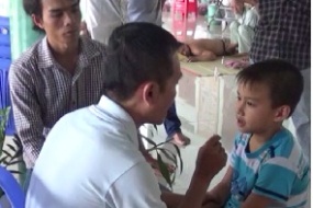 Thầy Thắng chữa câm điếc bẩm sinh cho bé trai 6 tuổi