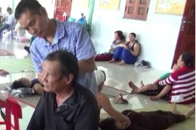 Thầy Thắng chữa điếc bẩm sinh cho ông già 60 tuổi